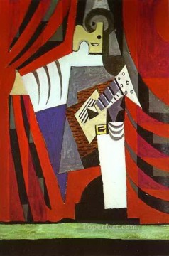 抽象的かつ装飾的 Painting - 舞台幕の前でギターを持ったポリチネレ 1919 年キュビスト